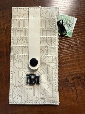 Badgley Mischka Cream Patterned Card Holder with Black Logo Accent *NWT